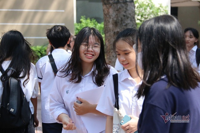 Gần 90.000 học sinh Hà Nội làm thủ tục thi lớp 10 năm 2020 - Ảnh 14.
