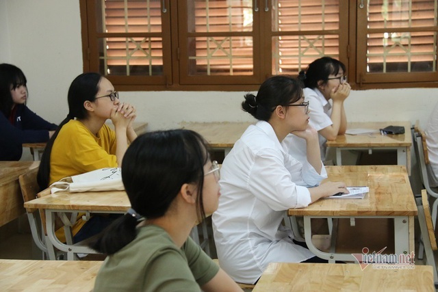 Gần 90.000 học sinh Hà Nội làm thủ tục thi lớp 10 năm 2020 - Ảnh 7.
