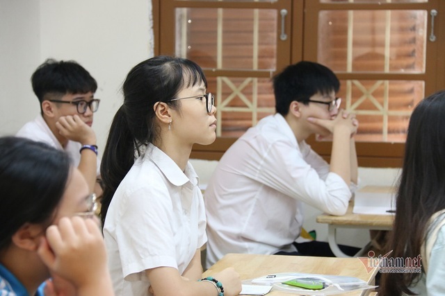Gần 90.000 học sinh Hà Nội làm thủ tục thi lớp 10 năm 2020 - Ảnh 8.