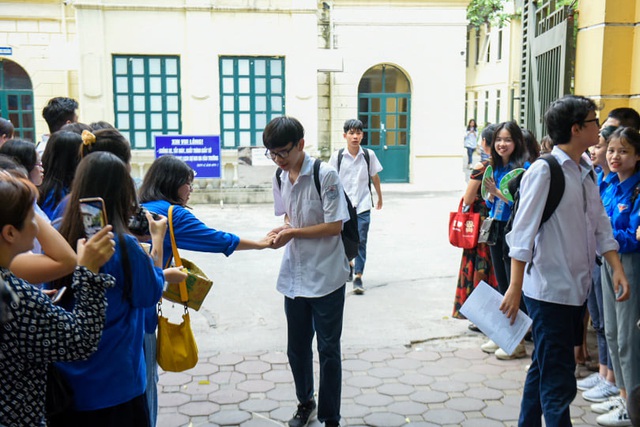 Thi vào lớp 10 tại Hà Nội: Cảm động hình ảnh tình nguyện viên cõng thí sinh vào phòng thi - Ảnh 6.