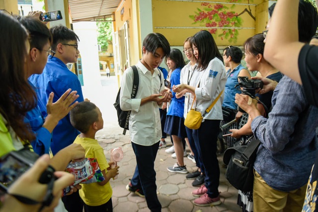 Thi vào lớp 10 tại Hà Nội: Cảm động hình ảnh tình nguyện viên cõng thí sinh vào phòng thi - Ảnh 9.
