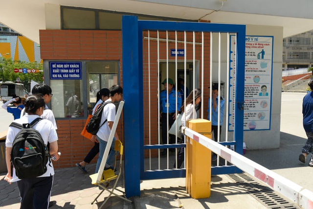Thi vào lớp 10 tại Hà Nội: Cảm động hình ảnh tình nguyện viên cõng thí sinh vào phòng thi - Ảnh 13.
