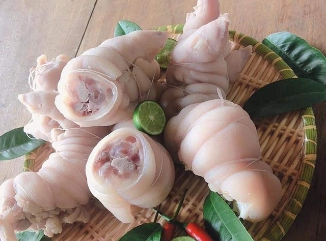 Phủ sóngchợ mạng, móng giò luộc rút xương giá rẻ chỉ 70.000 đồng/kg hút khách - Ảnh 1.