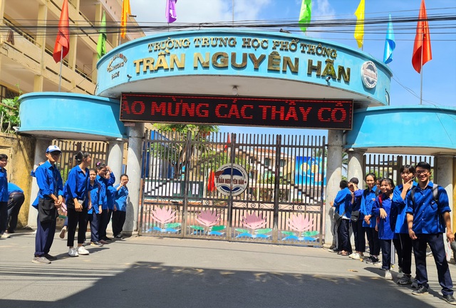 Xúc động hình ảnh thầy cô chữa bài cho học sinh sau kỳ thi vào lớp 10 THPT tại Hải Phòng - Ảnh 1.