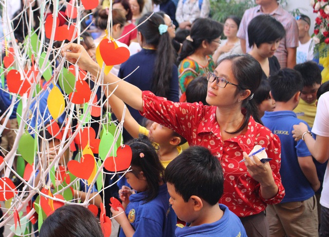 Nghẹn ngào lời ước Trường giảm học phí để bố mẹ không phải cày tiền, có thêm 15 phút với con trong buổi tổng kết năm học khác lạ - Ảnh 3.