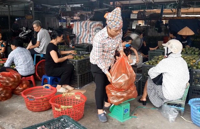 Cửu vạn chợ Long Biên trải lòng về cuộc sống mưu sinh những ngày Hà Nội nắng nóng đỉnh điểm - Ảnh 6.