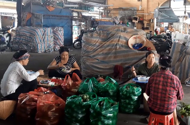 Cửu vạn chợ Long Biên trải lòng về cuộc sống mưu sinh những ngày Hà Nội nắng nóng đỉnh điểm - Ảnh 7.