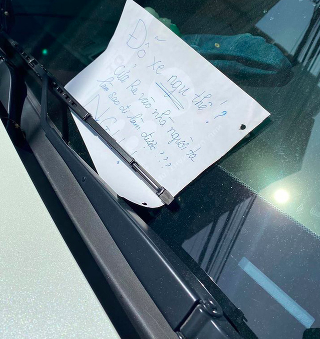 Đỗ ô tô chắn cửa nhà người khác, khi quay lại chủ xe nhận được mảnh giấy với nội dung đọc mà xấu hổ thay - Ảnh 2.