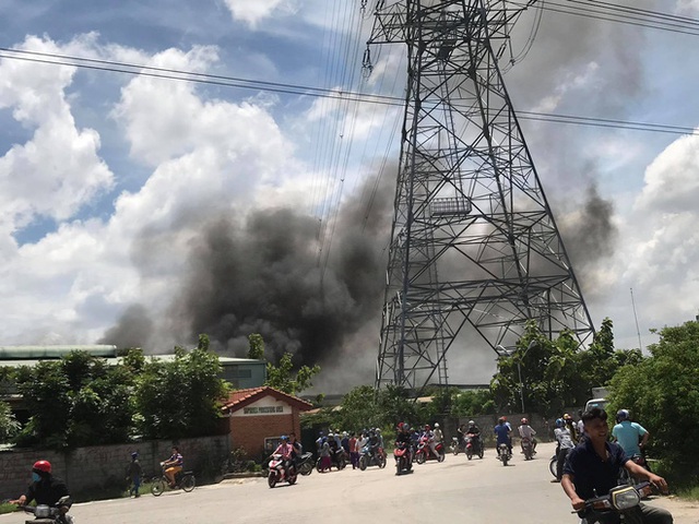  Hàng trăm người dân bất chấp nguy hiểm, đứng xem cháy công ty gỗ dưới đường điện cao thế - Ảnh 1.