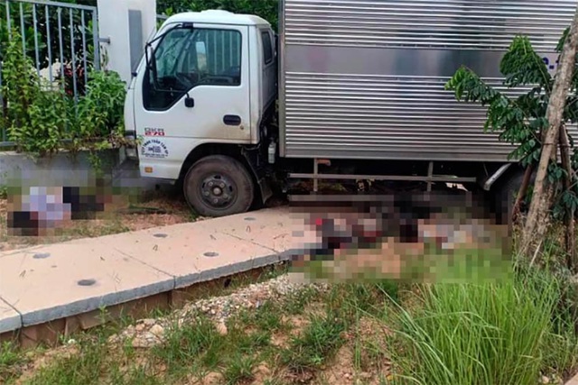 Hai người đi xe máy chết tại chỗ sau va chạm với xe tải ở Vĩnh Phúc - Ảnh 1.
