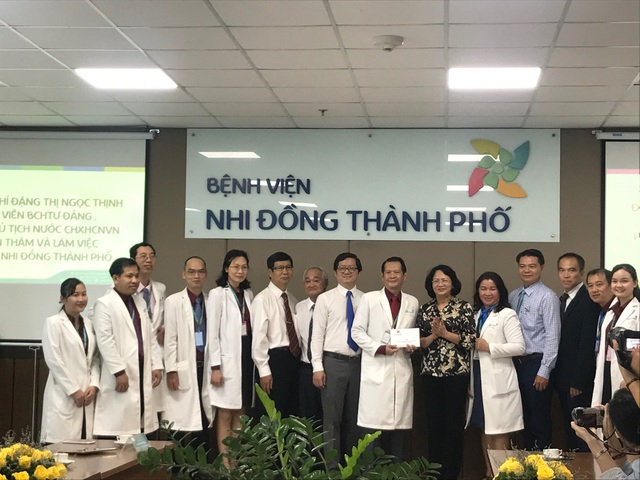 Bé Diệu Nhi nhoẻn cười khi Phó Chủ tịch nước lắc đồ chơi động viên Cố lên nha con! - Ảnh 3.