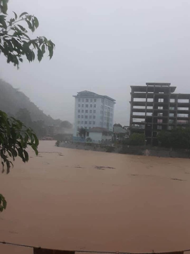 Hà Giang chìm trong biển nước, 2 mẹ con bị đất đá vùi lấp tử vong - Ảnh 7.