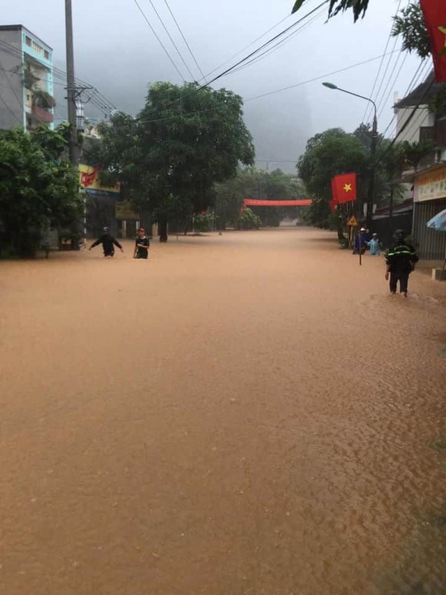 Hà Giang chìm trong biển nước, 2 mẹ con bị đất đá vùi lấp tử vong - Ảnh 10.