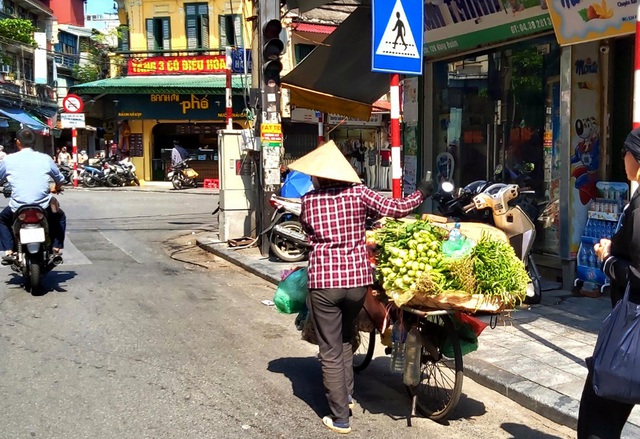 Chùm ảnh: Từ bao giờ những gánh hàng rong đã trở thành đặc sản của Thủ đô? - Ảnh 5.