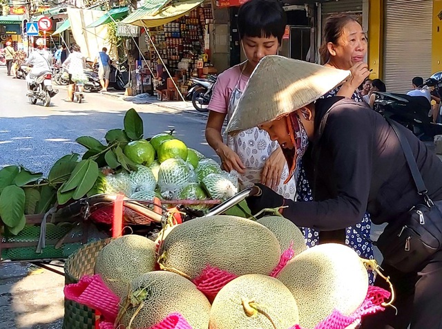 Chùm ảnh: Từ bao giờ những gánh hàng rong đã trở thành đặc sản của Thủ đô? - Ảnh 4.