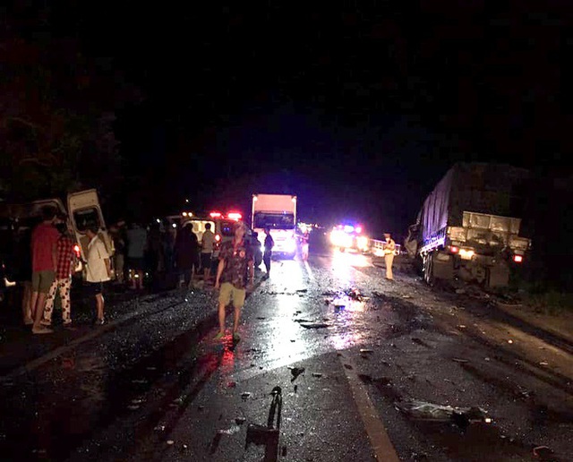 Xe khách gây tai nạn kinh hoàng tại Bình Thuận, 8 người chết thảm - Ảnh 1.