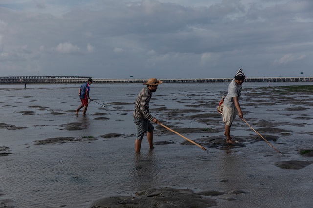 Bali lao đao vì Covid-19, nhân viên khách sạn về làm nông, bắt ngao - Ảnh 1. Bali lao đao vì Covid-19, nhân viên khách sạn về làm nông, bắt ngao - Ảnh 1.