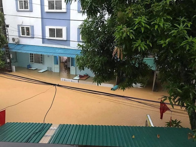  Mưa lớn trong đêm khiến hàng loạt ô tô đỗ ngoài đường bị nước ngập tới nóc ở Hà Giang - Ảnh 2.