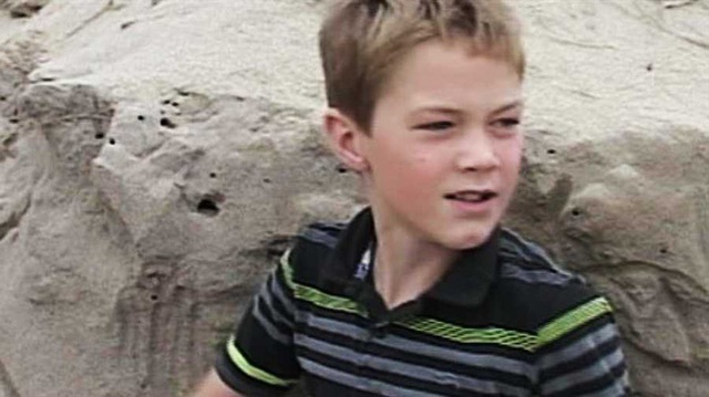 Chơi đào hố trên bãi biển, bé trai vô tình thấy chiếc balo và cuộc giải cứu đứa trẻ bị chôn vùi dưới cát hệt như điều kỳ diệu đời thật - Ảnh 1.