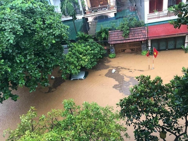  Mưa lớn trong đêm khiến hàng loạt ô tô đỗ ngoài đường bị nước ngập tới nóc ở Hà Giang - Ảnh 3.