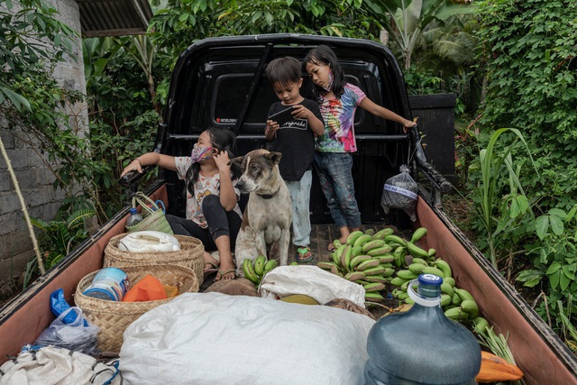 Bali lao đao vì Covid-19, nhân viên khách sạn về làm nông, bắt ngao - Ảnh 5.