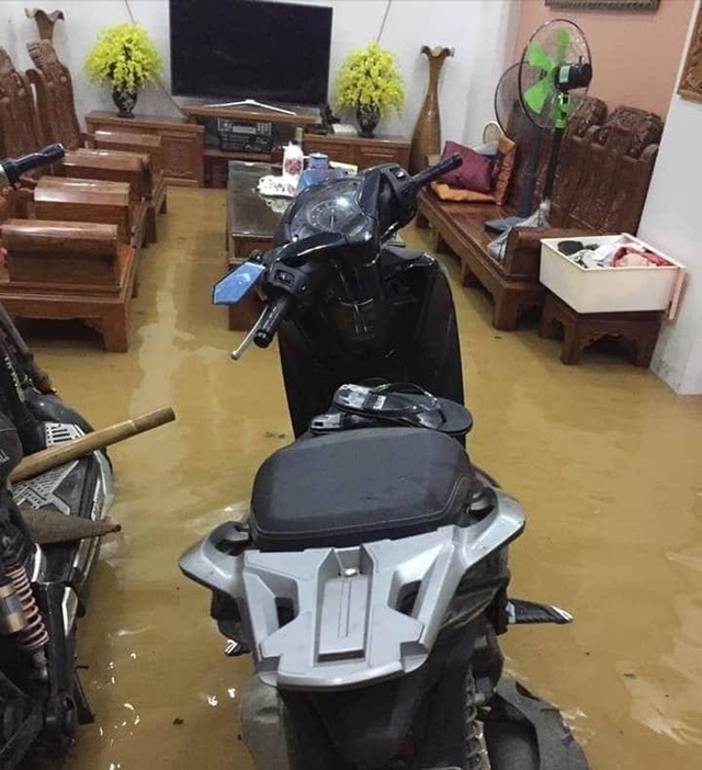  Mưa lớn trong đêm khiến hàng loạt ô tô đỗ ngoài đường bị nước ngập tới nóc ở Hà Giang - Ảnh 5.