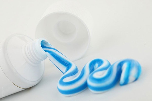 Thử dùng kem đánh răng và chanh để lau tủ nhựa cáu bẩn, bạn sẽ bất ngờ khi thấy kết quả - Ảnh 1.