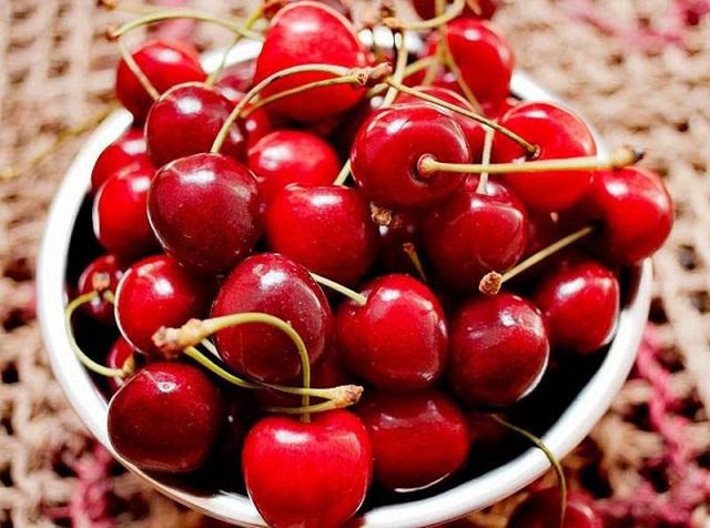 Cảnh nông dân nước ngoài thu hoạch “cơn mưa” cherry trên cây chỉ trong chớp mắt, sang đến Việt Nam được ăn 1 trái cũng khó - Ảnh 13.
