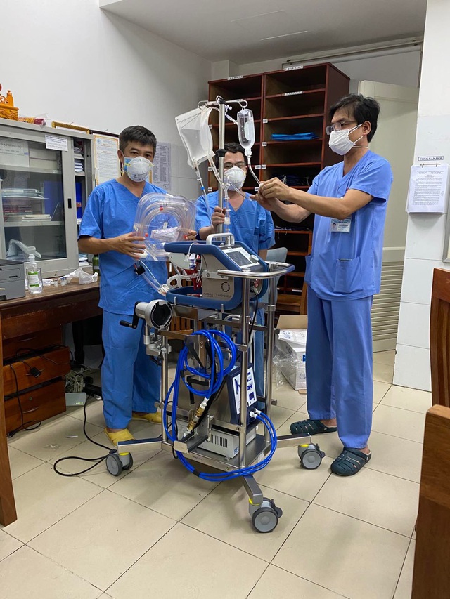 Đội phản ứng nhanh Bệnh viện Chợ Rẫy đến Đà Nẵng hỗ trợ điều trị bệnh nhân nghi nhiễn COVID-19 - Ảnh 2.