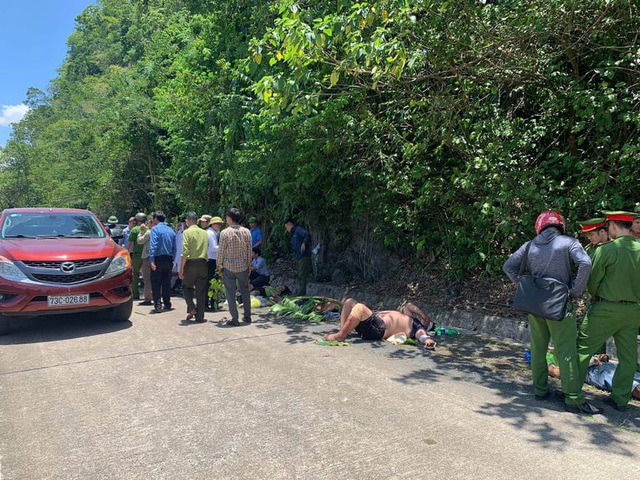 Hiện trường vụ lật xe làm hơn 10 người thương vong tại Quảng Bình - Ảnh 3.