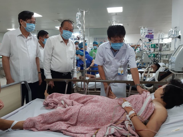Phó Thủ tướng tới bệnh viện thăm hỏi các nạn nhân trong vụ tai nạn thảm khốc tại Quảng Bình - Ảnh 1.