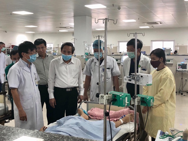Phó Thủ tướng tới bệnh viện thăm hỏi các nạn nhân trong vụ tai nạn thảm khốc tại Quảng Bình - Ảnh 2.
