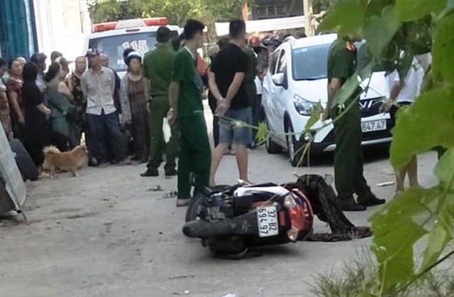 Nghệ An: Đang đi trên đường, một phụ nữ bất ngờ bị đâm tử vong - Ảnh 1.