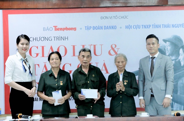 Danko Group phối hợp cùng báo Tiền phong tặng quà cựu thanh niên xung phong Thái Nguyên  - Ảnh 3.