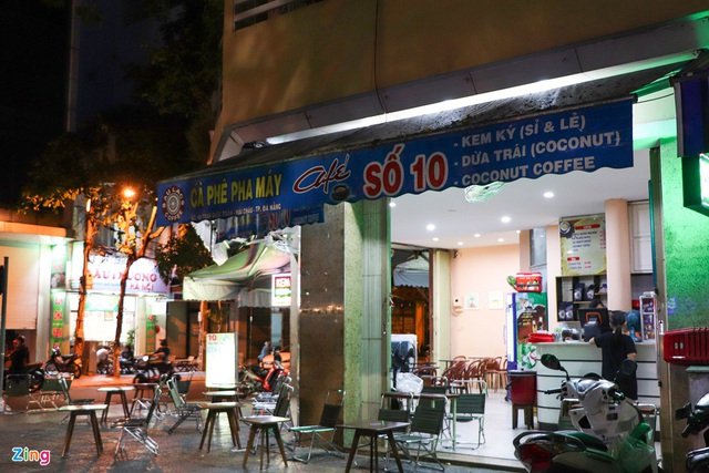 Hàng quán đóng cửa, đường phố vắng vẻ đêm đầu Đà Nẵng tái giãn cách - Ảnh 8.