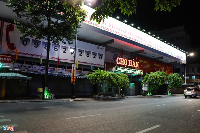 Hàng quán đóng cửa, đường phố vắng vẻ đêm đầu Đà Nẵng tái giãn cách - Ảnh 10.