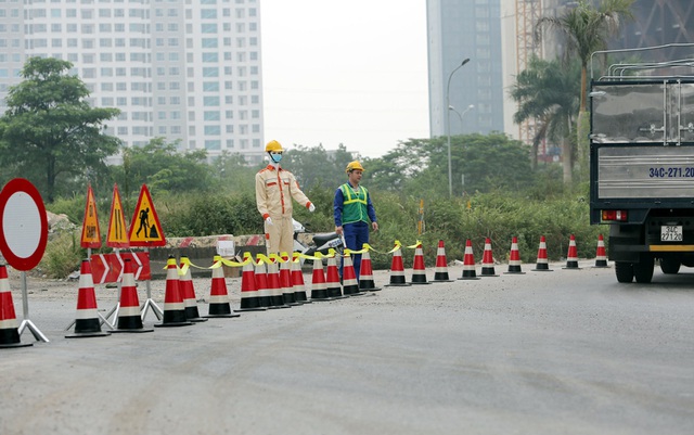 Các phương tiện giao thông di chuyển thế nào trong ngày đầu cấm cầu Thăng Long? - Ảnh 6.