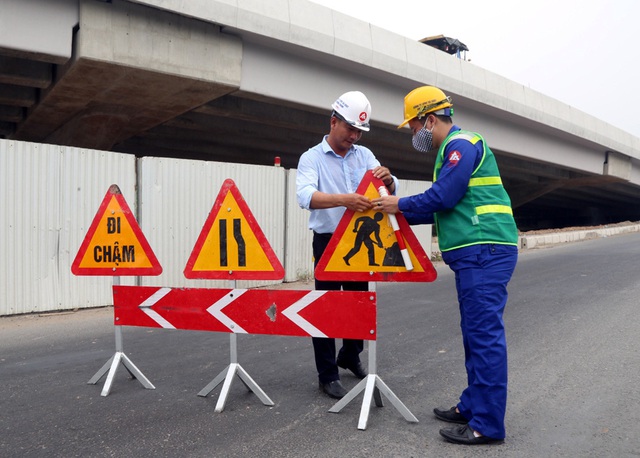 Các phương tiện giao thông di chuyển thế nào trong ngày đầu cấm cầu Thăng Long? - Ảnh 2.