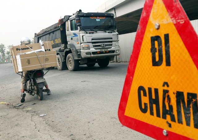 Các phương tiện giao thông di chuyển thế nào trong ngày đầu cấm cầu Thăng Long? - Ảnh 8.