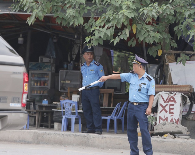 Các phương tiện giao thông di chuyển thế nào trong ngày đầu cấm cầu Thăng Long? - Ảnh 9.