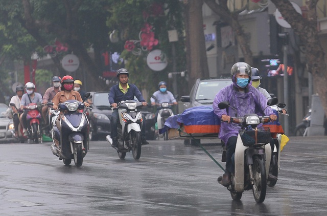 Người dân Hà Nội đeo khẩu trang ra đường khi dịch COVID-19 có nhiều diễn biến mới - Ảnh 9.