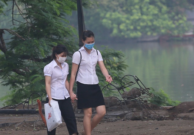 Người dân Hà Nội đeo khẩu trang ra đường khi dịch COVID-19 có nhiều diễn biến mới - Ảnh 11.