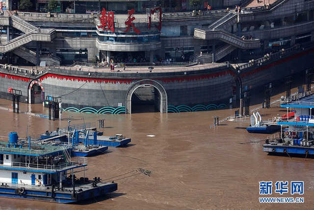 Tin lũ lụt mới nhất ở Trung Quốc: Đập lớn nhất thế giới quá tải phải xả nước, hàng chục vạn người khốn khổ - Ảnh 1.
