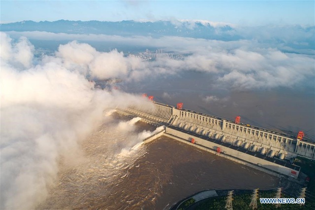 Tin lũ lụt mới nhất ở Trung Quốc: Đập lớn nhất thế giới quá tải phải xả nước, hàng chục vạn người khốn khổ - Ảnh 2.