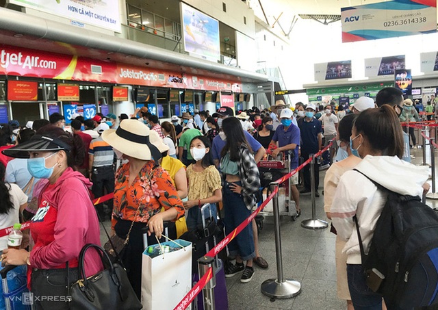 Hầu hết khách tour đã rời Đà Nẵng - Ảnh 1.