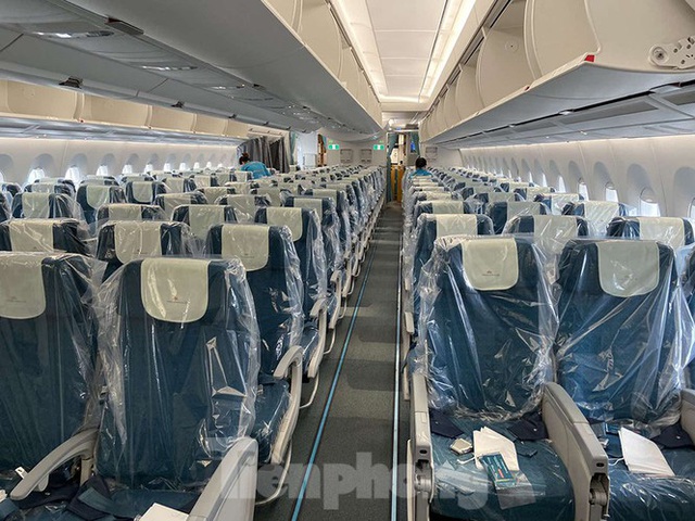 Bên trong chuyến bay đặc biệt đón lao động tại Guinea Xích đạo về nước - Ảnh 2. Bên trong chuyến bay đặc biệt đón lao động tại Guinea Xích đạo về nước - Ảnh 2.