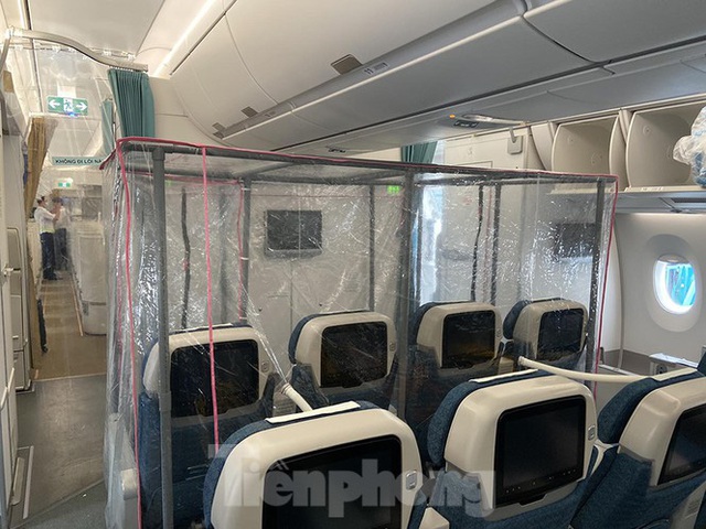 Bên trong chuyến bay đặc biệt đón lao động tại Guinea Xích đạo về nước - Ảnh 5. Bên trong chuyến bay đặc biệt đón lao động tại Guinea Xích đạo về nước - Ảnh 5.
