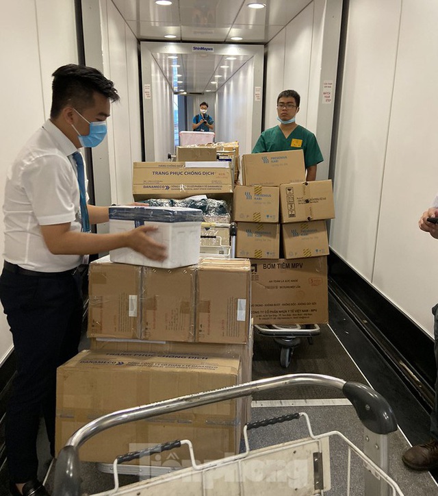 Bên trong chuyến bay đặc biệt đón lao động tại Guinea Xích đạo về nước - Ảnh 9. Bên trong chuyến bay đặc biệt đón lao động tại Guinea Xích đạo về nước - Ảnh 9.