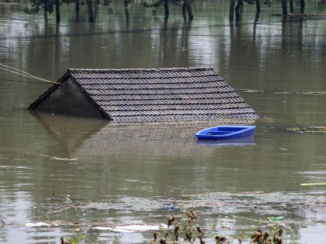 Tin lũ lụt mới nhất ở Trung Quốc: Chuyển biến xấu, người dân khẩn trương gia cố đê giữ lúc sông Trường Giang nỗi cơn thinh nộ - Ảnh 2.