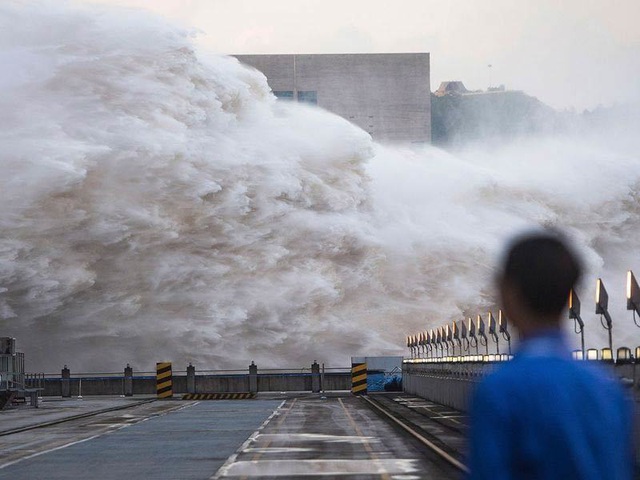 Tin lũ lụt mới nhất ở Trung Quốc: Chuyển biến xấu, người dân khẩn trương gia cố đê giữ lúc sông Trường Giang nỗi cơn thinh nộ - Ảnh 1.